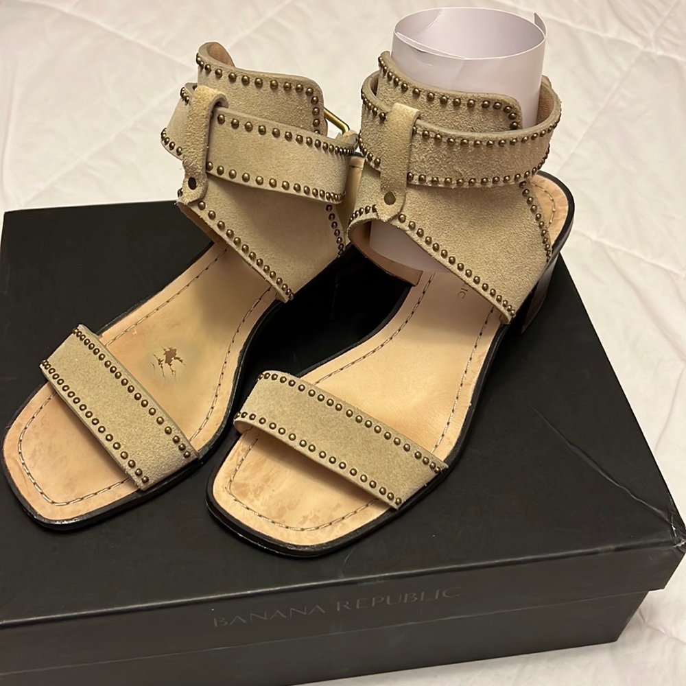 Banana republic size 6 daze sandal 2” heel sand color